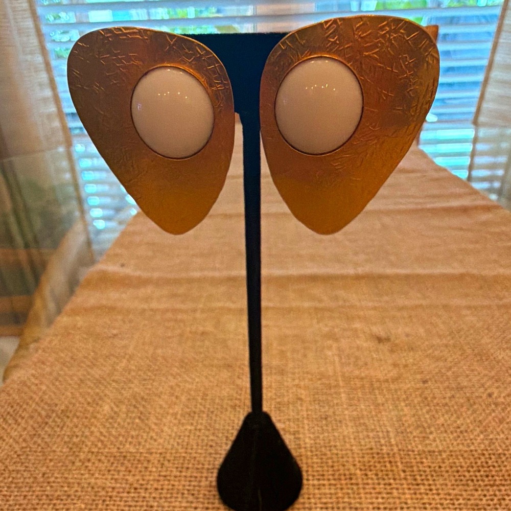 Vintage Gold White Textured Teardrop Clip On Earrings Dangle Drop 1980s Style